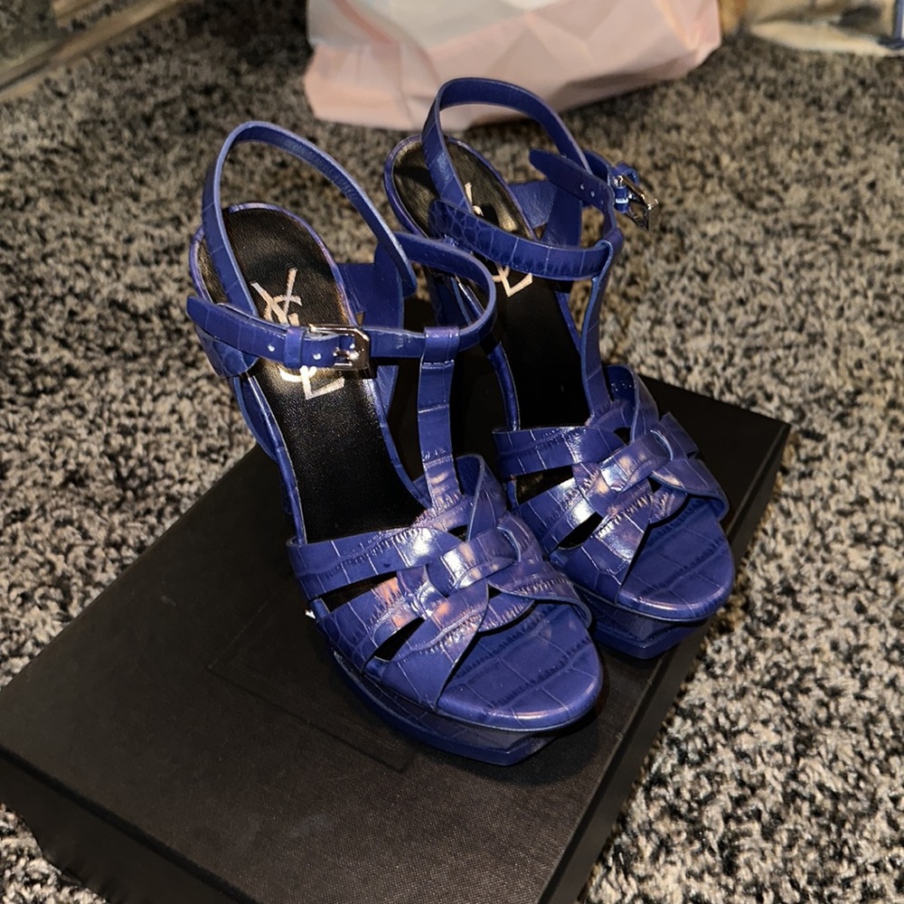 never worn before. comes with dust bags and box. excellent condition